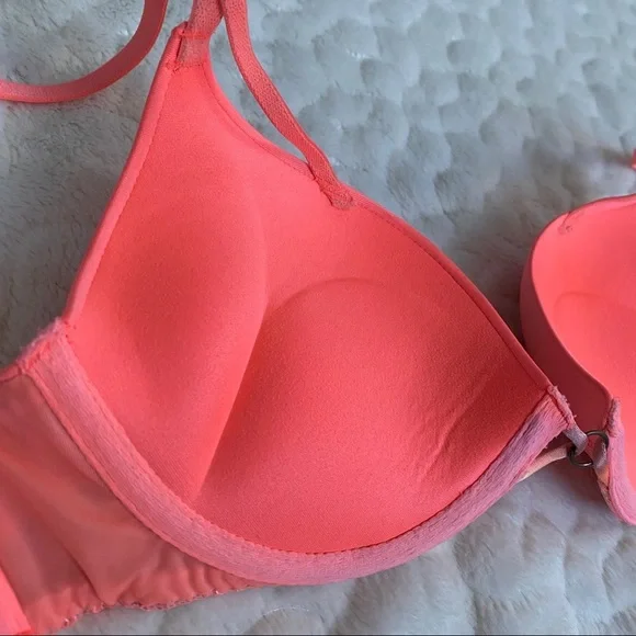 Victoria Secret Bombshell Lace Plunge Push Up Bra